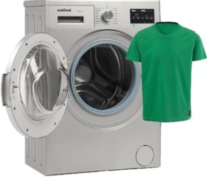 Een T-shirt wassen in de wasmachine