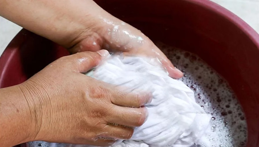 wit overhemd met de hand wassen