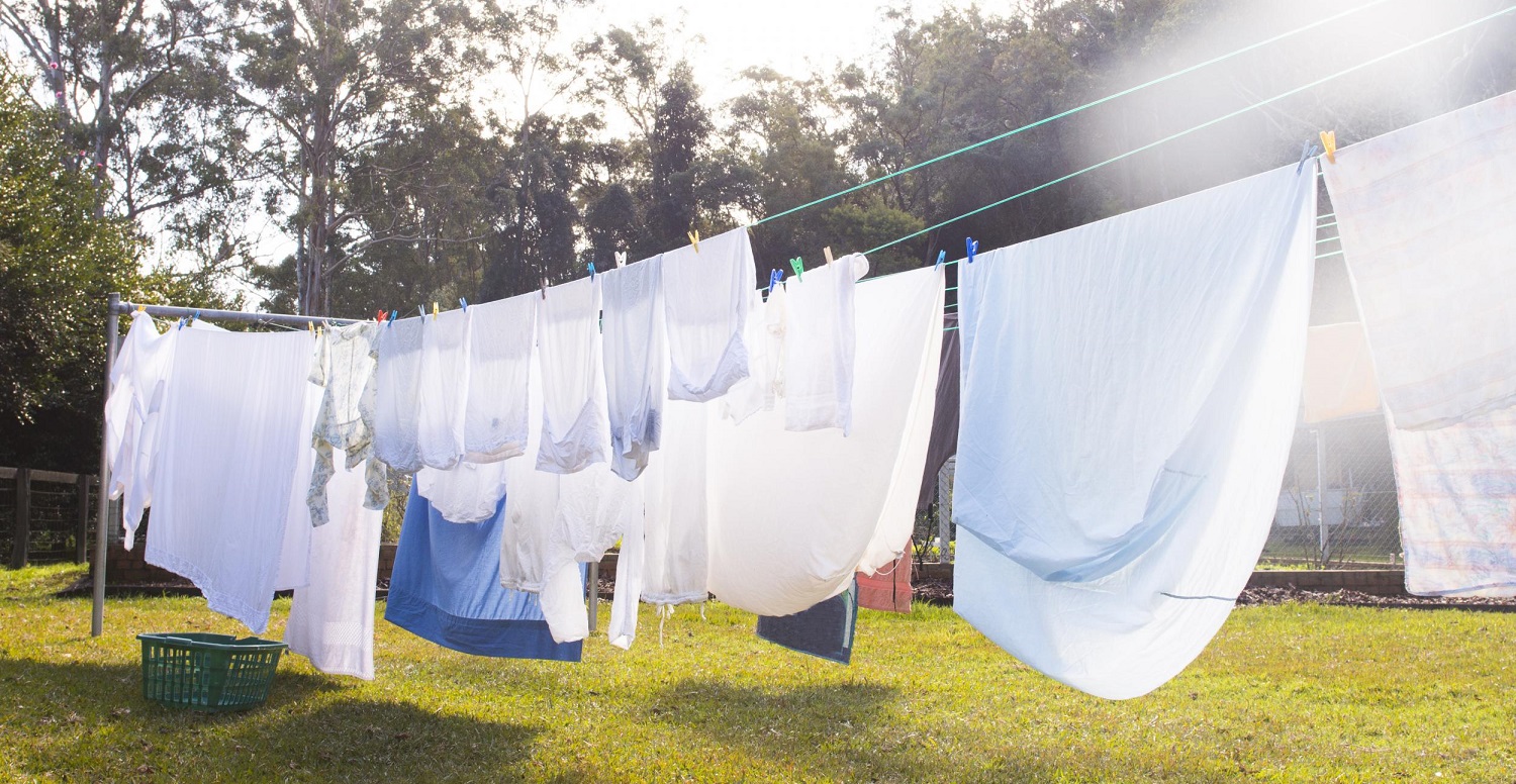 sécher le satin sur une corde à linge