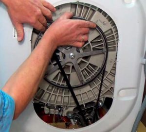 How to tighten the belt on an Ariston washing machine?