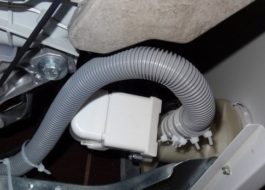 How to change the drain hose in an Ariston washing machine