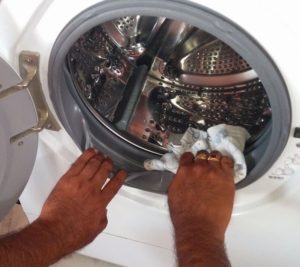 How to clean an Ariston washing machine