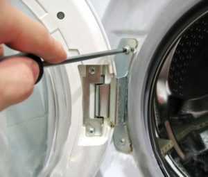 How to remove the door of a Samsung washing machine?