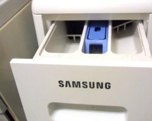 Unde să turnați pulbere lichidă într-o mașină de spălat Samsung?