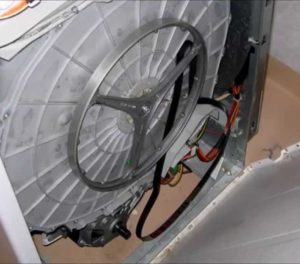 Why does the belt come off on an Ariston washing machine?