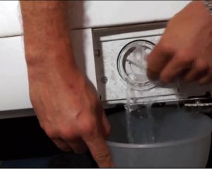 How to drain water from an Ariston washing machine?