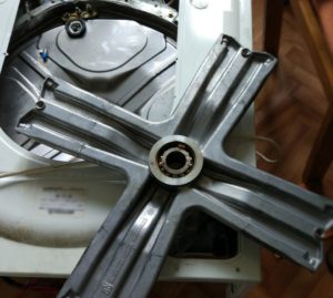 How to remove a bearing from an Ariston washing machine drum