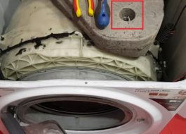 How to remove the counterweight on springs in an Ariston washing machine