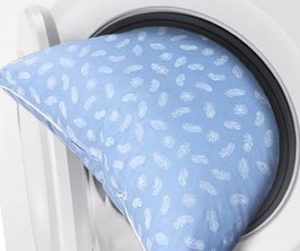 Posible bang hugasan ang orthopedic pillow ng mga bata sa isang washing machine?