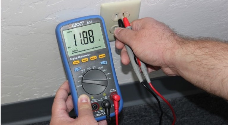 measure the voltage of the household electrical network