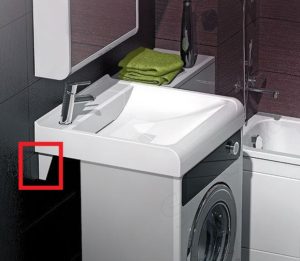 Comment est fixé l'évier au dessus du lave-linge ?