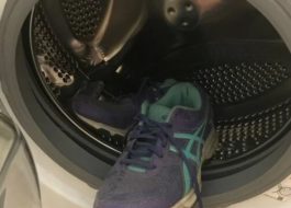 Naglalaba ng Adidas sneakers sa washing machine