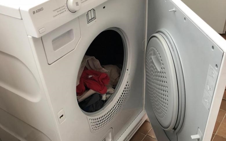 magkarga ng mga damit sa dryer