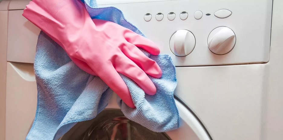 essuyez l'extérieur du boîtier avec un chiffon et du soda