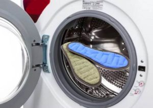 Washing insoles in a washing machine