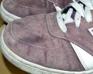 Can suede sneakers be washed in the washing machine?