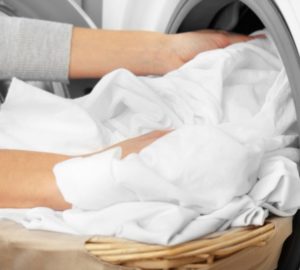 Whitening bed linen in an automatic washing machine