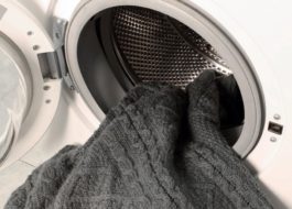 Een gebreid vest wassen in de wasmachine