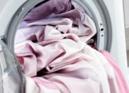 Beddengoed wassen in een wasmachine