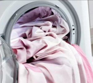 Washing bed linen in a washing machine