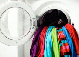 Hoe gekleurde artikelen in een wasmachine te wassen