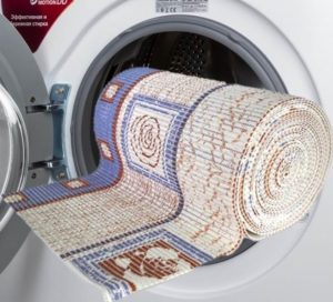 Can a rubberized mat be washed in a washing machine?