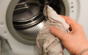 Is it possible to wash only one item in the washing machine?