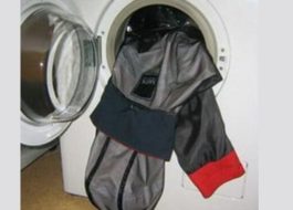 Een trainingspak wassen in een wasmachine