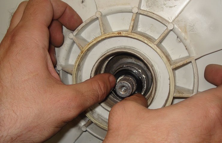 Replacing the oil seal on a Zanussi washing machine