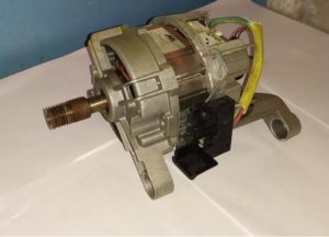 Como verificar o motor de uma máquina de lavar Zanussi?