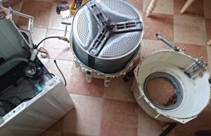 How to remove the drum from an Electrolux washing machine?