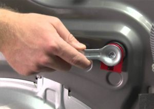 How to tighten the transport bolts on a washing machine?