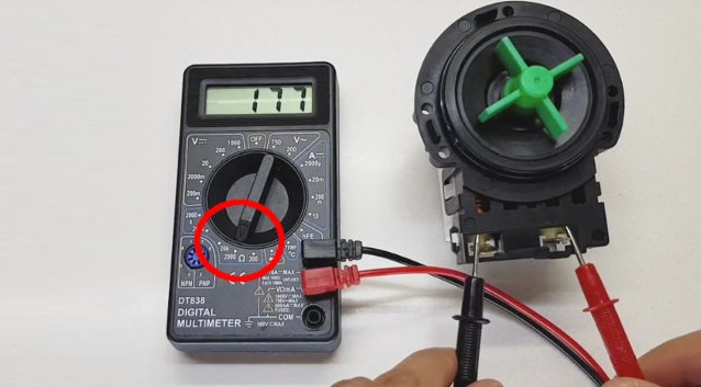 U moet de pomp controleren met een multimeter