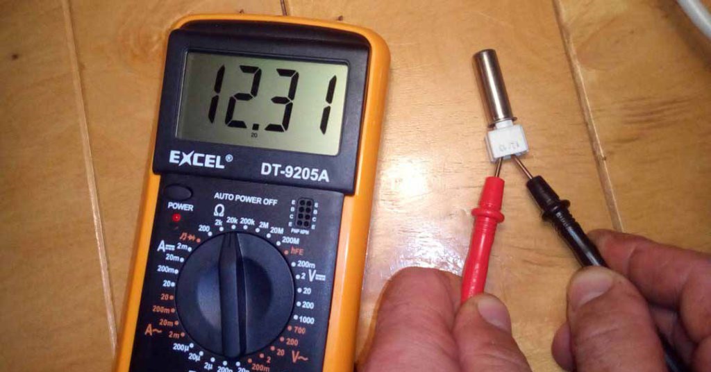 Überprüfen Sie den Thermistor mit einem Multimeter