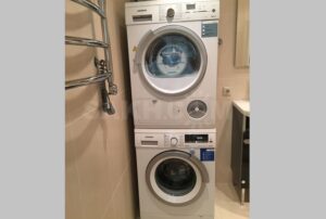 Pag-install ng Siemens washing machine at dryer sa isang column