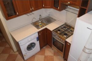 How to place a refrigerator and washing machine in a small kitchen?