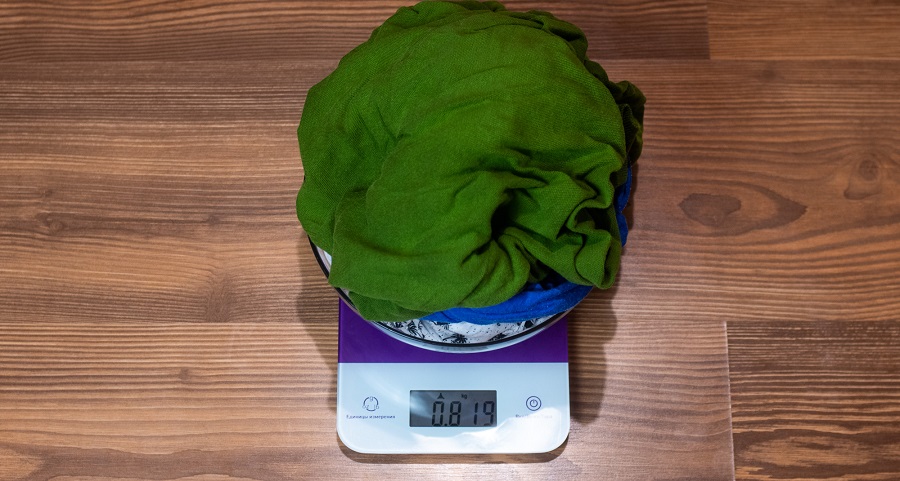 weigh the laundry on the scales