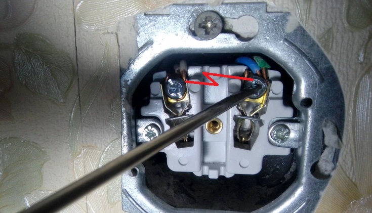 conductive surface between contacts