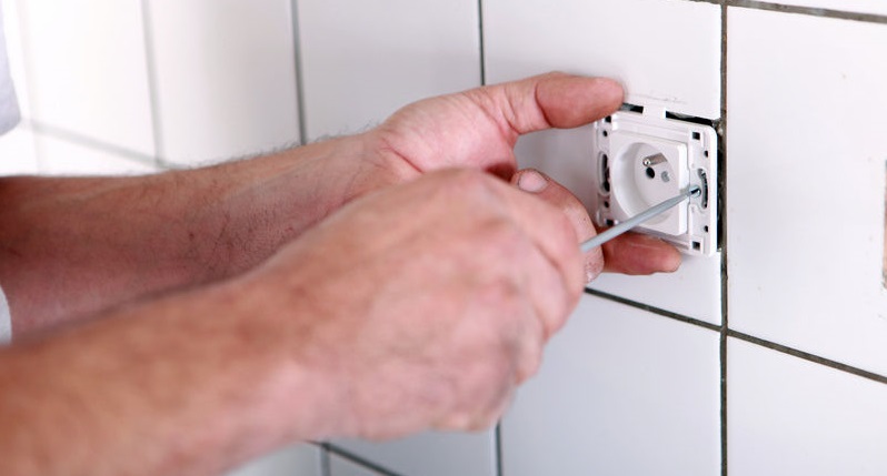 installer une prise dans la salle de bain