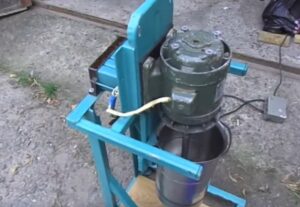 Crusher-chopper for apples from a washing machine