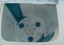 How to remove the activator of a semi-automatic washing machine