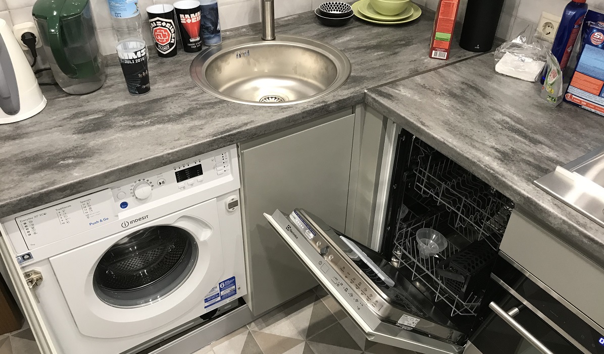 vaatwasser en wasmachine passen in een kleine keuken