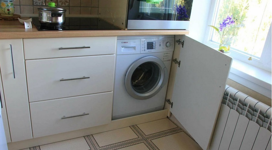 wasmachine in de keuken bij het raam