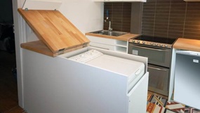 wasmachine onder het opklapbare tafelblad