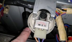 Où se trouve le capteur de charge dans la machine à laver ?