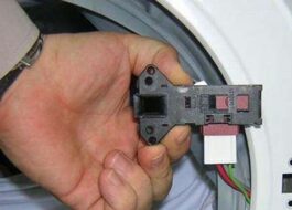 Washing machine door closing sensor