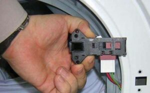 Washing machine door closing sensor