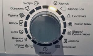 'Handwas'-bordje op een wasmachine