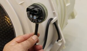 How to replace the pressure switch in a washing machine?