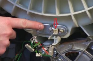 How to remove the temperature sensor in a washing machine?